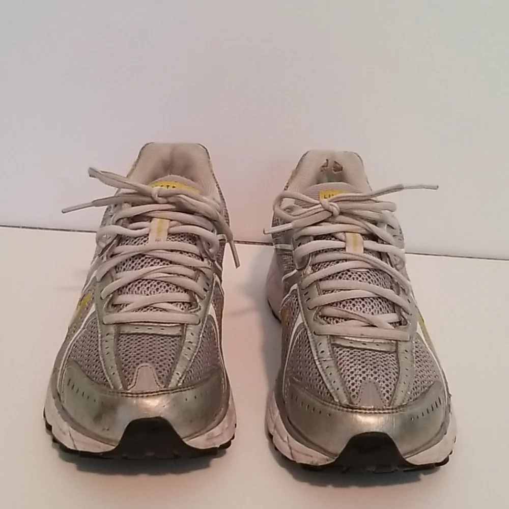 Nike silver Live Strong athletic shoes 7.5 med